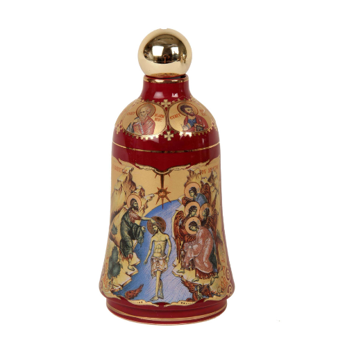 Una botella roja pintada a mano en oro de 24 quilates contiene agua bendita del río Jordán, donde Jesucristo fue bautizado