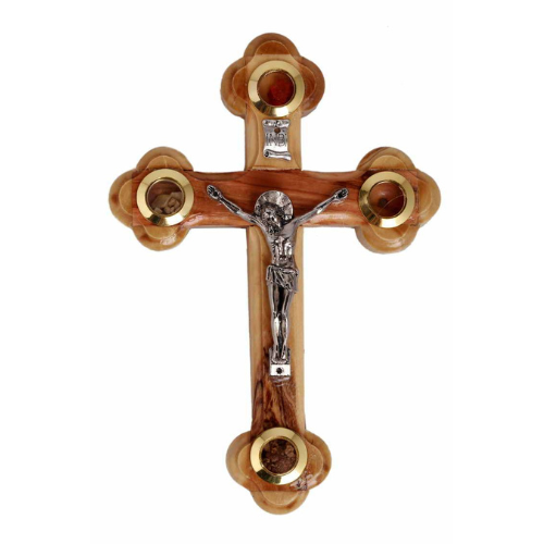 Una cruz hecha a mano de madera de olivo contiene minerales de Tierra Santa del río Jordan de la Paz